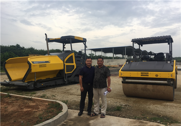 海南恒建瀝青F3030C瀝青攤鋪機(jī)、CC6200雙鋼輪振動(dòng)壓路機(jī)交機(jī)使用成功
