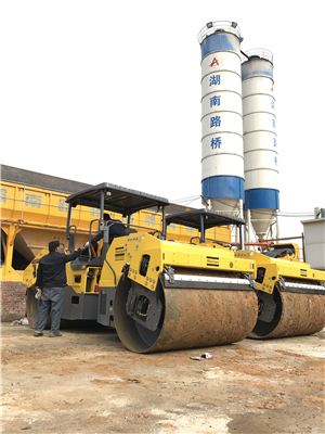 11月20日湖南省路橋集團(tuán)公司CC6200雙鋼輪振動壓路機(jī)4臺交付廣西工地使用